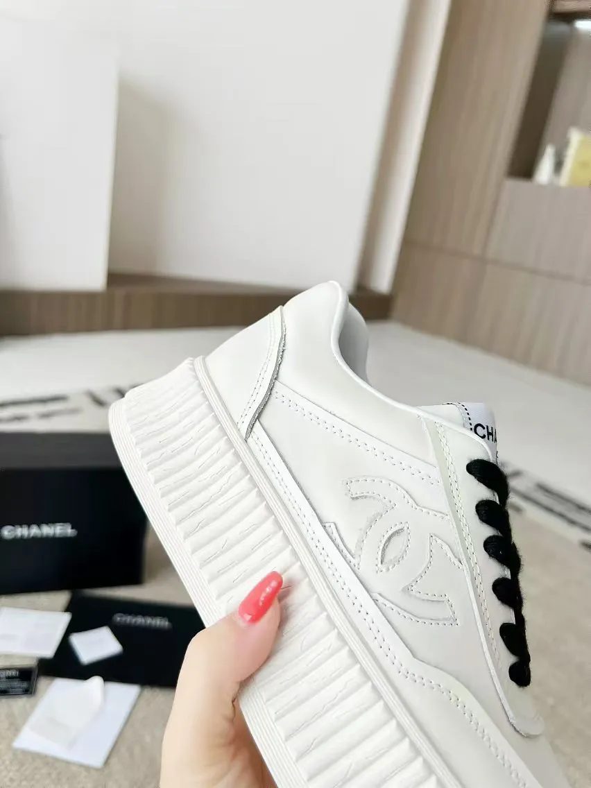 👟👟Ex-factory price 520👟👟 Thick-soled Chanel Chanel 24SF latest model full leather panda color white shoes casual sports shoes skateboard shoes original purchase and development production Xiaoxiang C Home Another super popular item in the counter, loved by Internet celebrity bloggers and sisters, and various praises on social platforms. It is extremely popular, has a high texture, is breathable and super spring and summer. Seeing this issue always arouses the inner desire of girls for fashion. The latest suede material, classic black and white color, full of fashionable feeling on the feet and easy to care for. Fabric: Original customized imported cowhide material. Lining: Customized soft sheepskin lining. Sole: Original molded TPU non-slip outsole. Bottom thickness: 4CM. Size: Women's size 35-40 (custom-made sizes 40 are non-refundable)